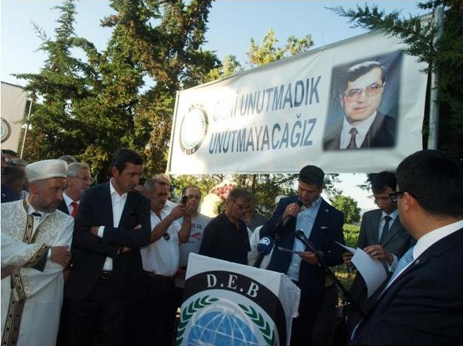 Liderimiz Dr. Sadık Ahmet kabri başında özel bir törenle anıldı