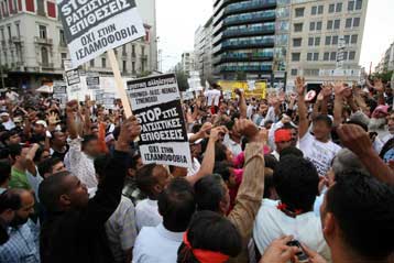 Atina’da ırkçılık ve İslamofobi karşıtı protesto