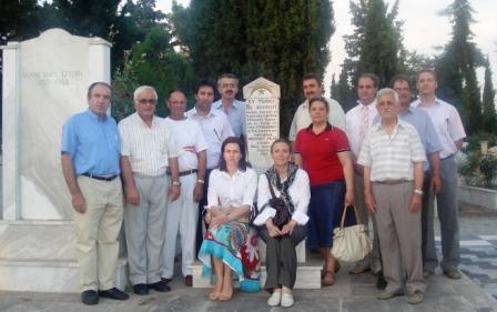 Merhum gazeteci – öğretmen Mehmet Hilmi kabri başında anıldı